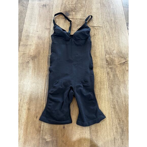 SKIMS Midthigh Bodysuit - Picture 2 of 4